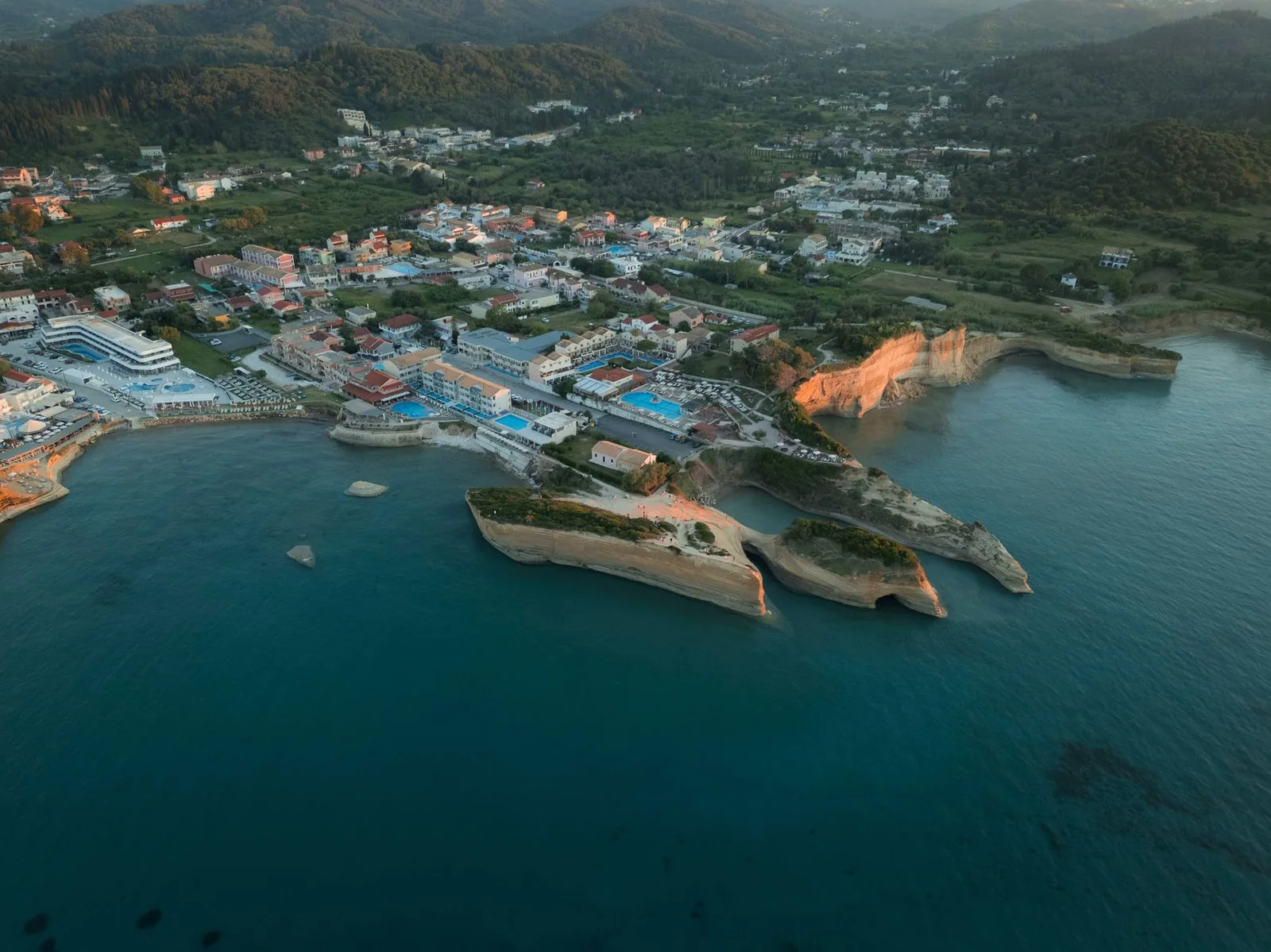 La station balnéaire de Sidari et ses falaises de grès au coucher du soleil, Corfou