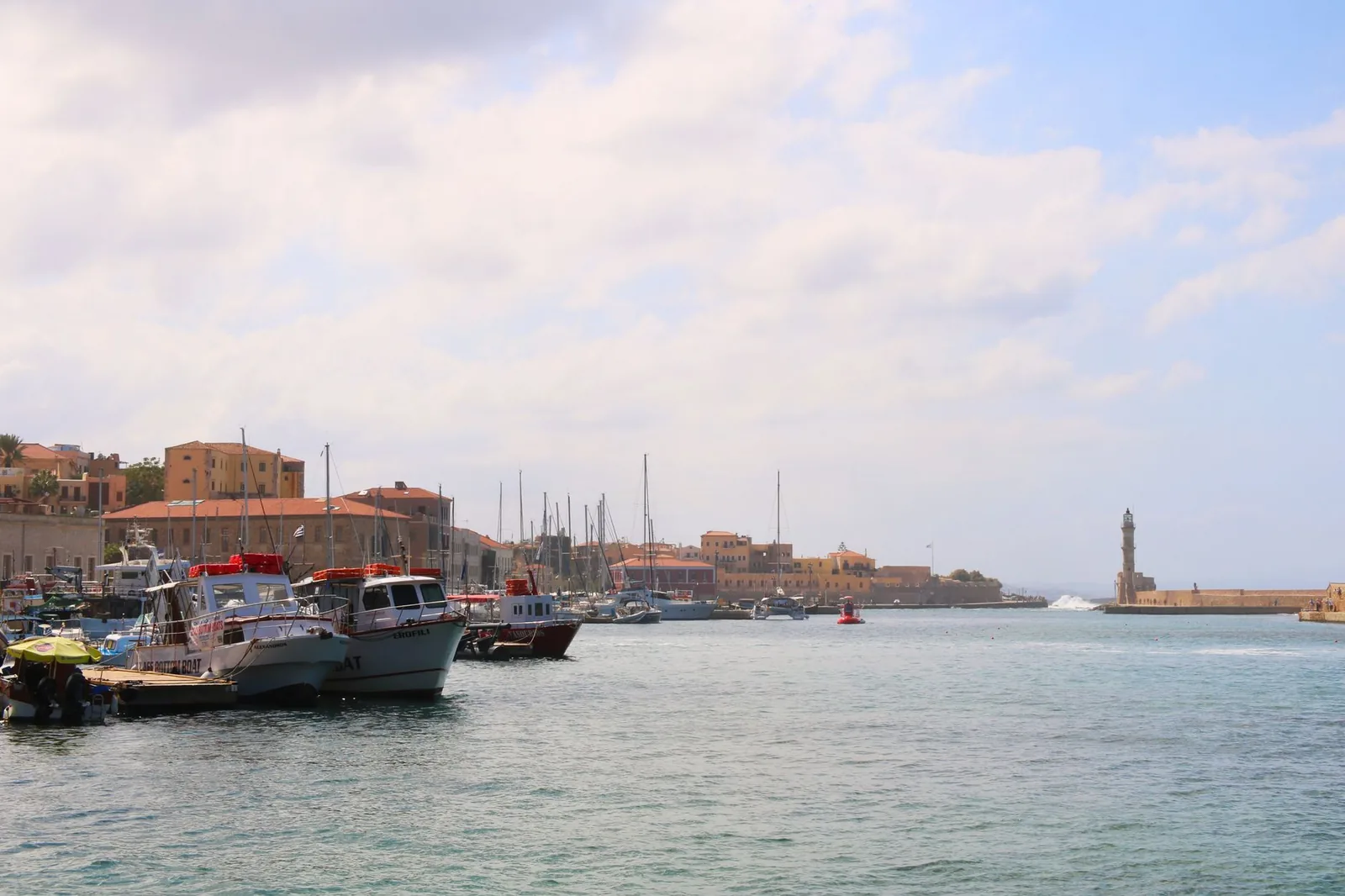Le port vénitien de La Canée en Crète avec son phare et ses bateaux de pêche