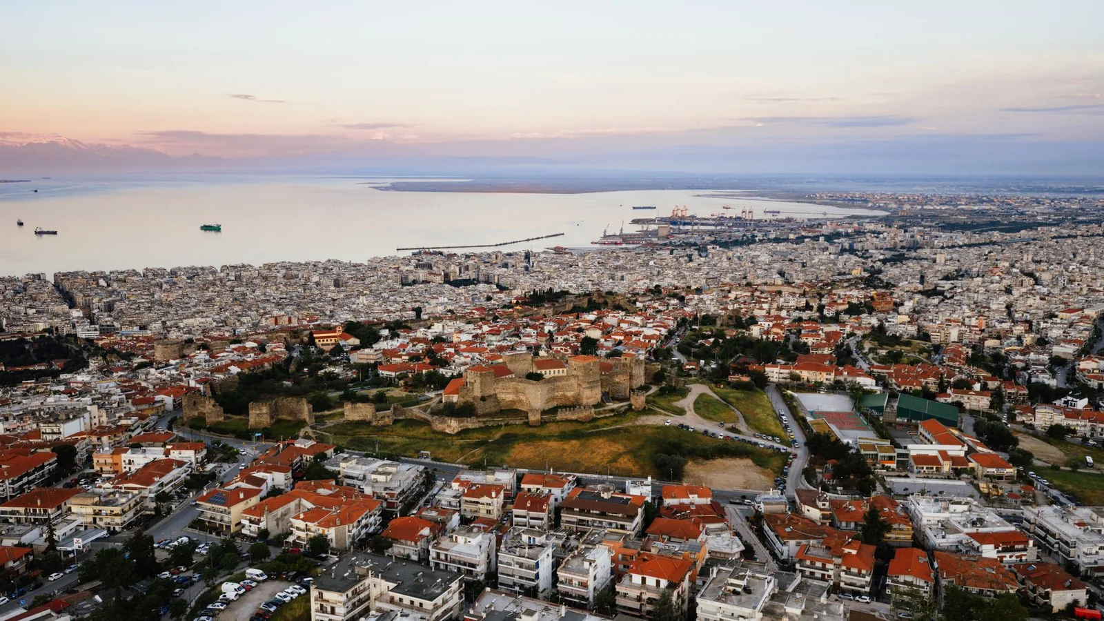 Vue aérienne de Thessalonique, des remparts de la ville haute jusqu'au golfe Thermaïque