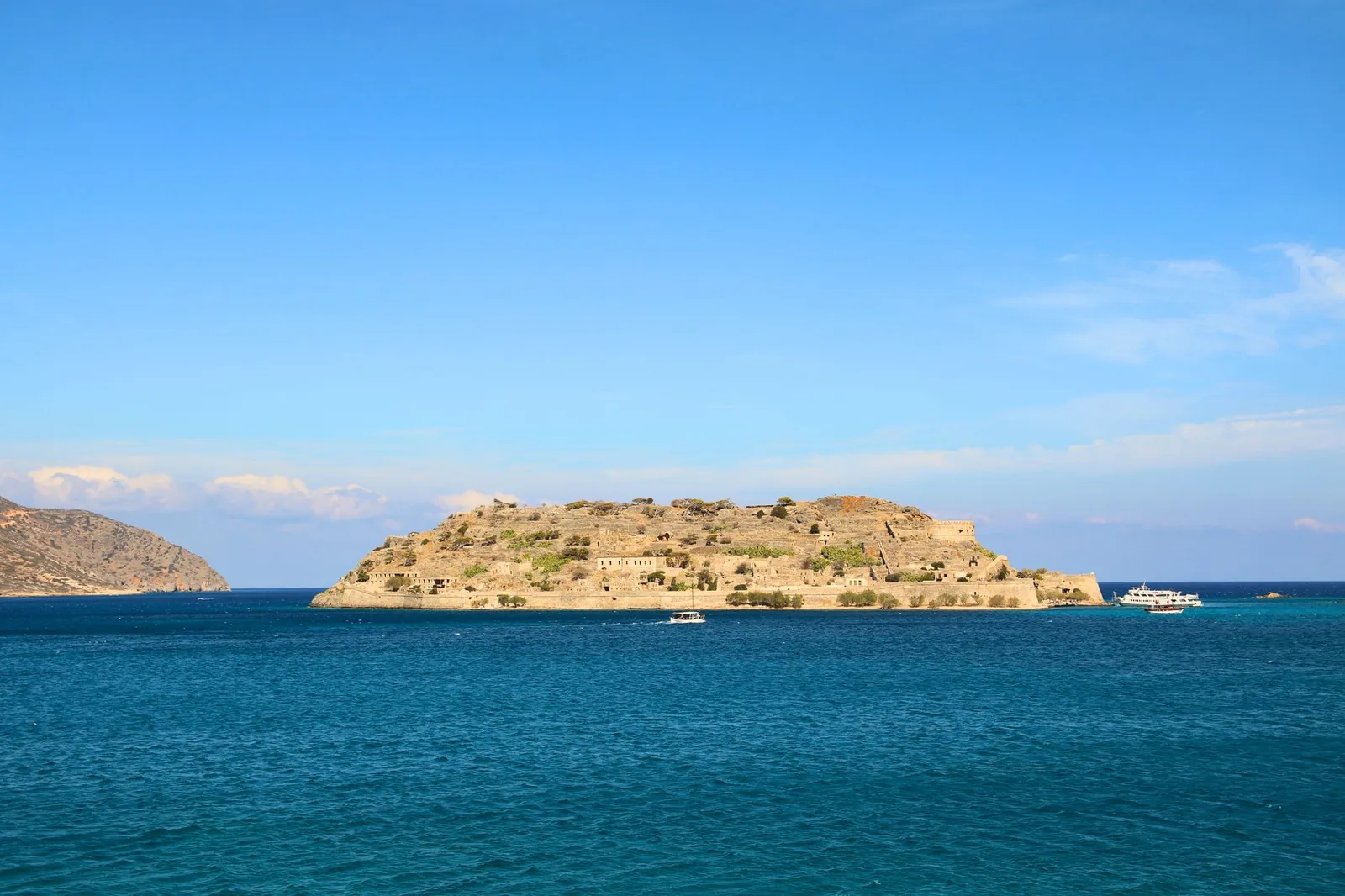 La forteresse vénitienne de Spinalonga sur son îlot face à Plaka