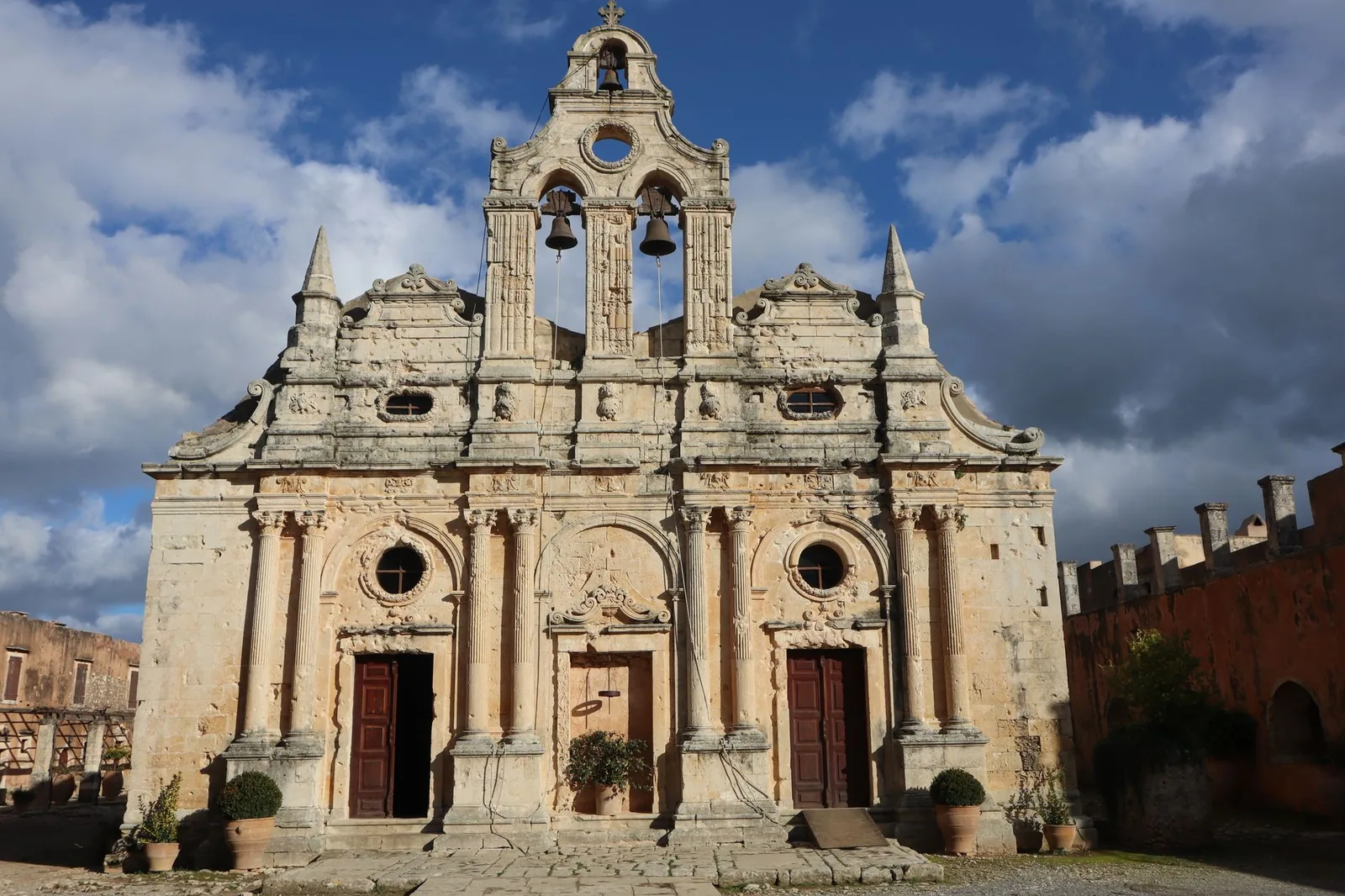 La façade de l'église du monastère d'Arkadi près de Réthymnon