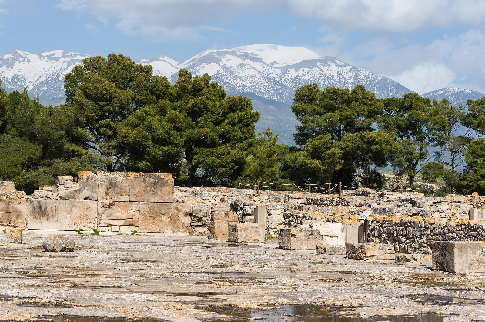 La cour centrale du palais minoen de Phaistos, avec la plaine de la Messara et le mont Ida enneigé