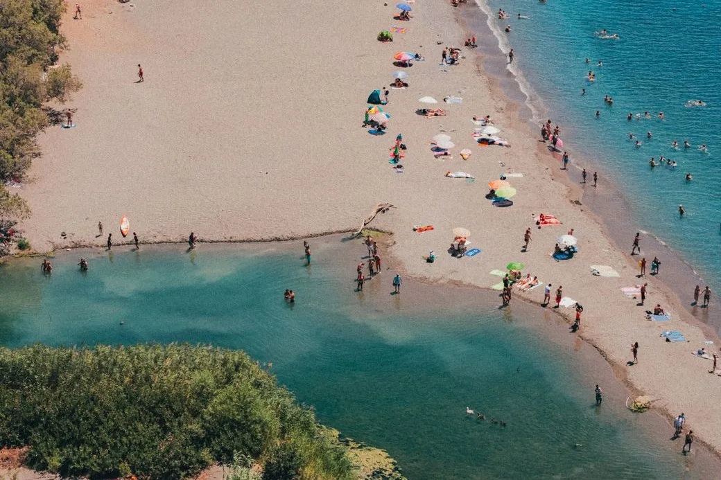 La plage de Preveli et l'embouchure de la rivière Kourtaliotis, sur la côte sud de la Crète