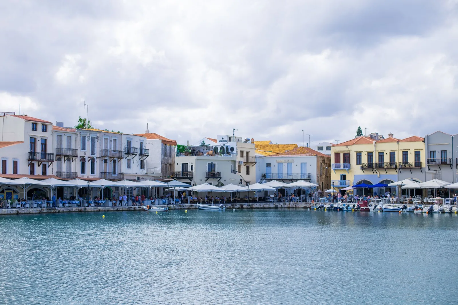 Le petit port vénitien de Réthymnon et ses façades colorées