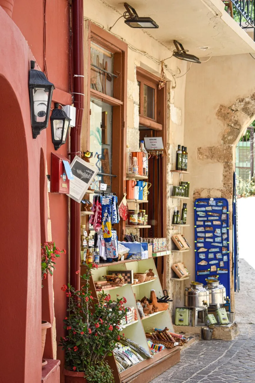 Devanture d'une boutique de produits locaux dans une ruelle de La Canée en Crète, avec huiles d'olive, herbes et miels grecs