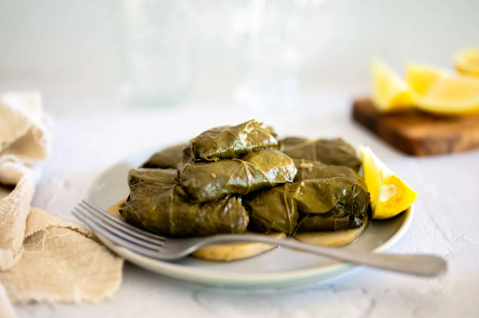 Dolmades grecs, feuilles de vigne farcies au riz et aux herbes, servis avec un quartier de citron