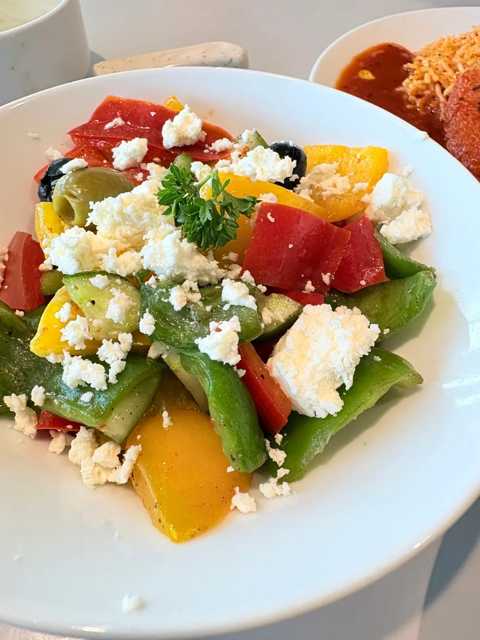Salade grecque horiatiki aux tomates, poivrons, concombre, olives noires et feta, sans salade verte