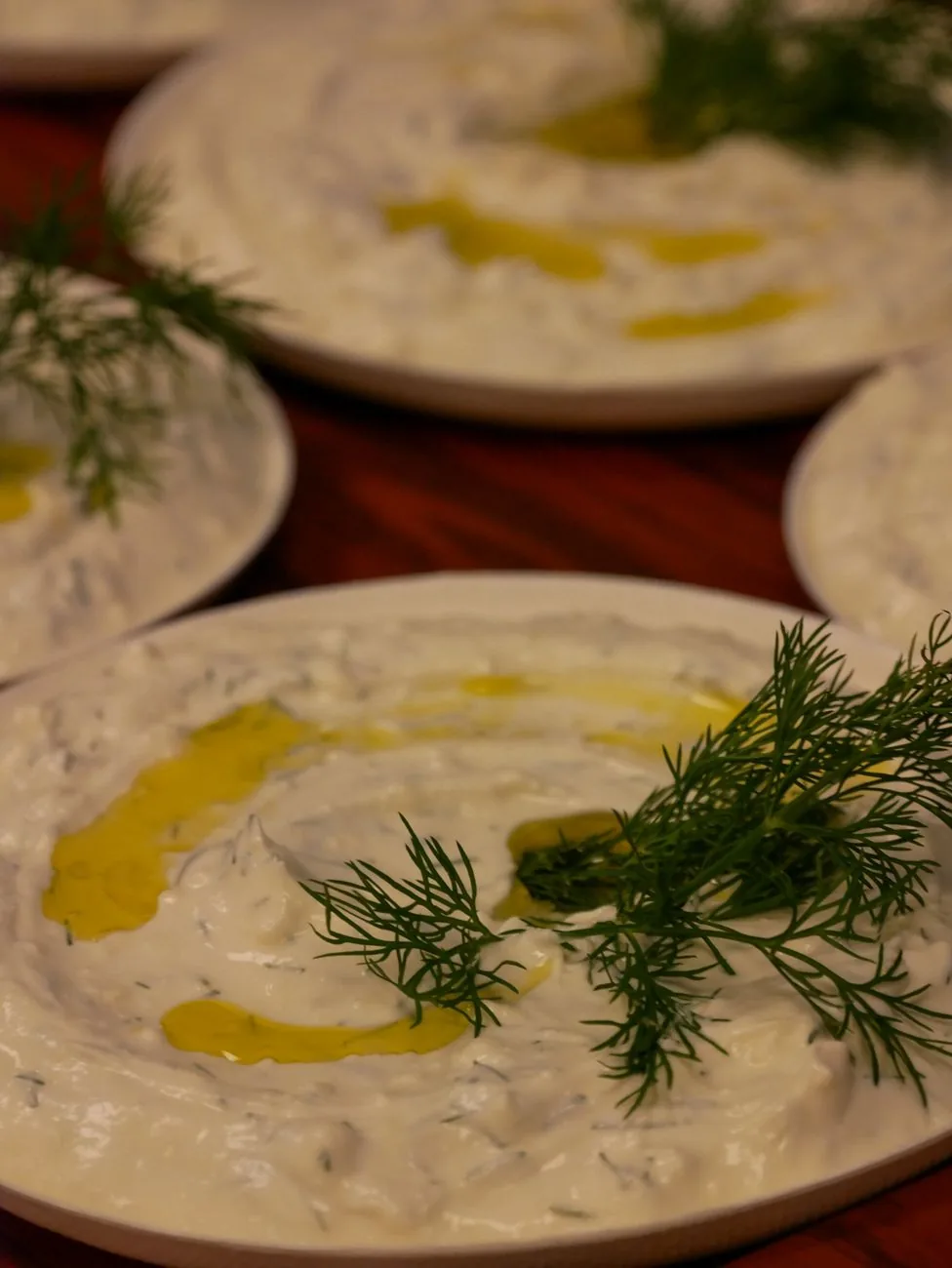 Assiette de tzatziki grec au yaourt épais, concombre et aneth, arrosé d'un filet d'huile d'olive