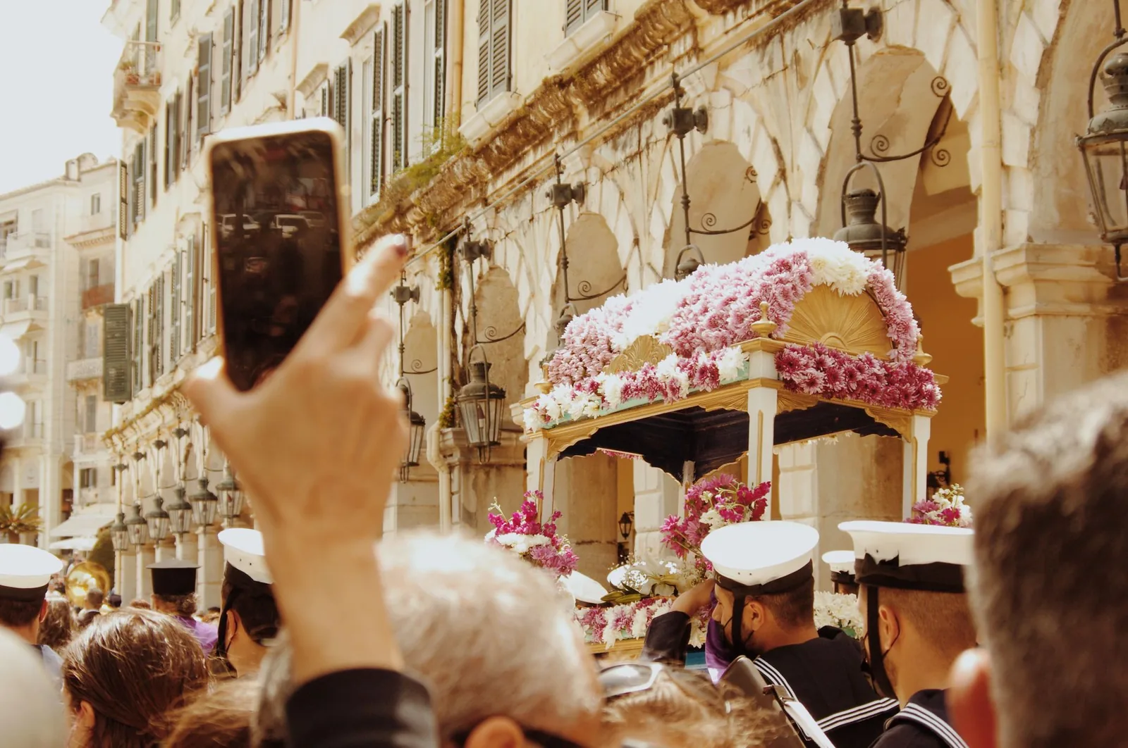 Épitaphe fleuri porté en procession dans les rues à arcades de Corfou le Vendredi Saint