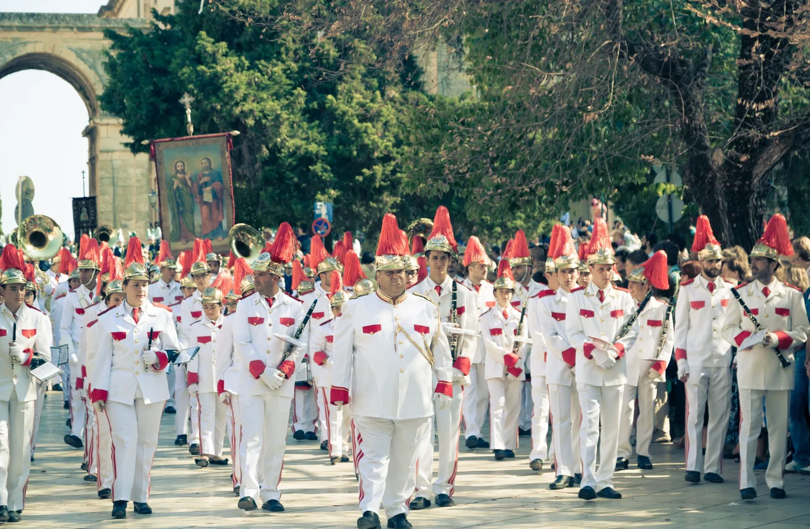 Fanfare philharmonique et bannière d'icône orthodoxe lors d'une procession religieuse à Corfou, en Grèce