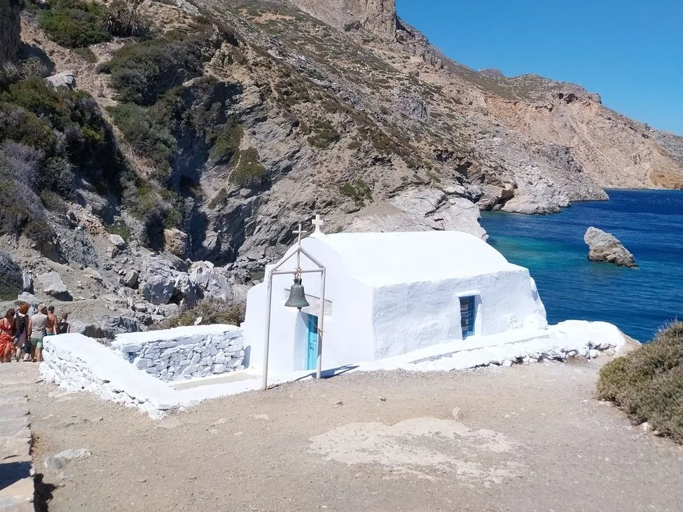 La chapelle d'Agia Anna au pied des falaises d'Amorgos, décor du film Le Grand Bleu