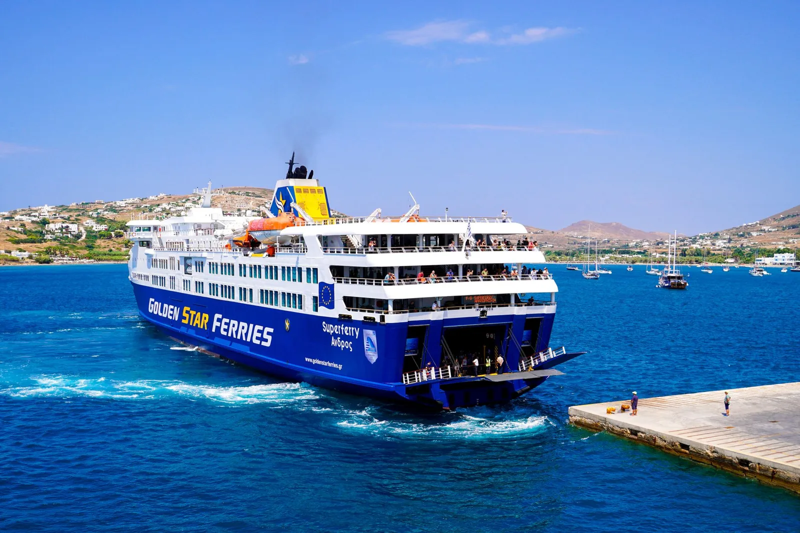 Ferry Golden Star accostant dans un port des Cyclades, liaison quotidienne entre deux îles de l'archipel