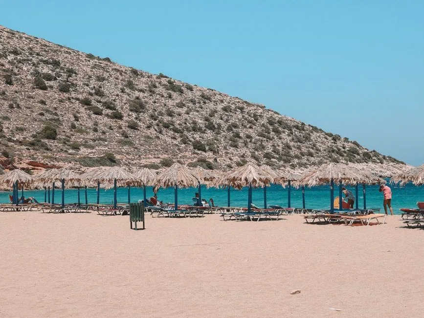 Parasols en paille et eaux turquoise sur la plage de Mylopotas, à Ios