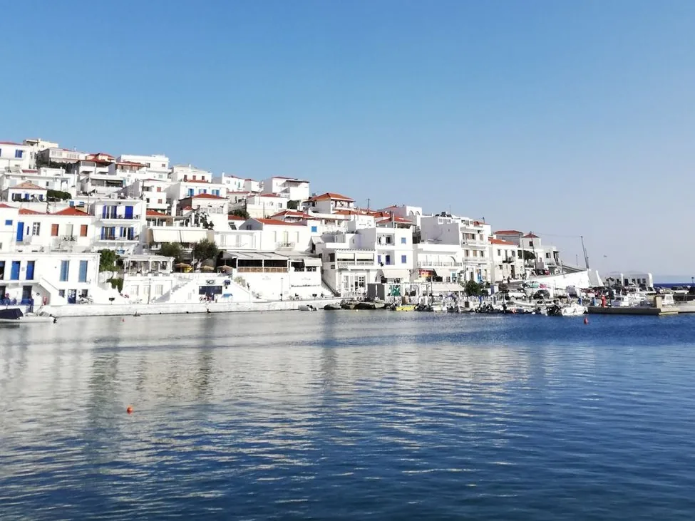 Les maisons du port de Batsi étagées face à la mer, sur l'île d'Andros
