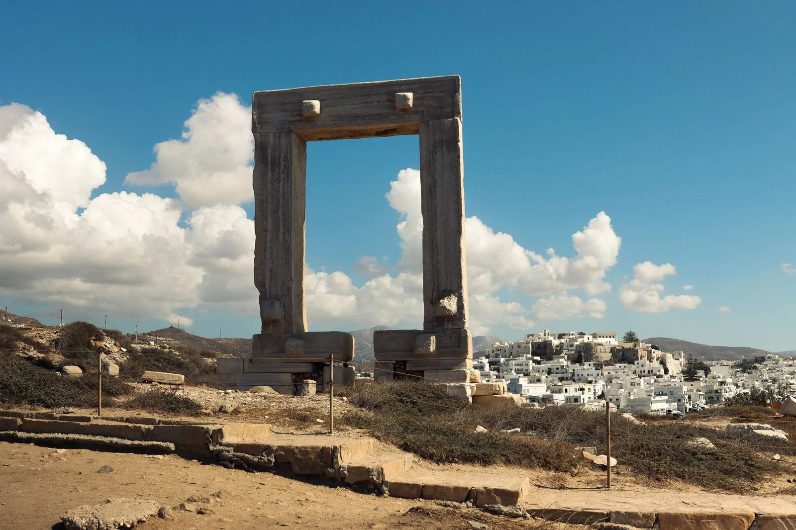 La Portara, porte monumentale du temple d'Apollon, à l'entrée du port de Naxos