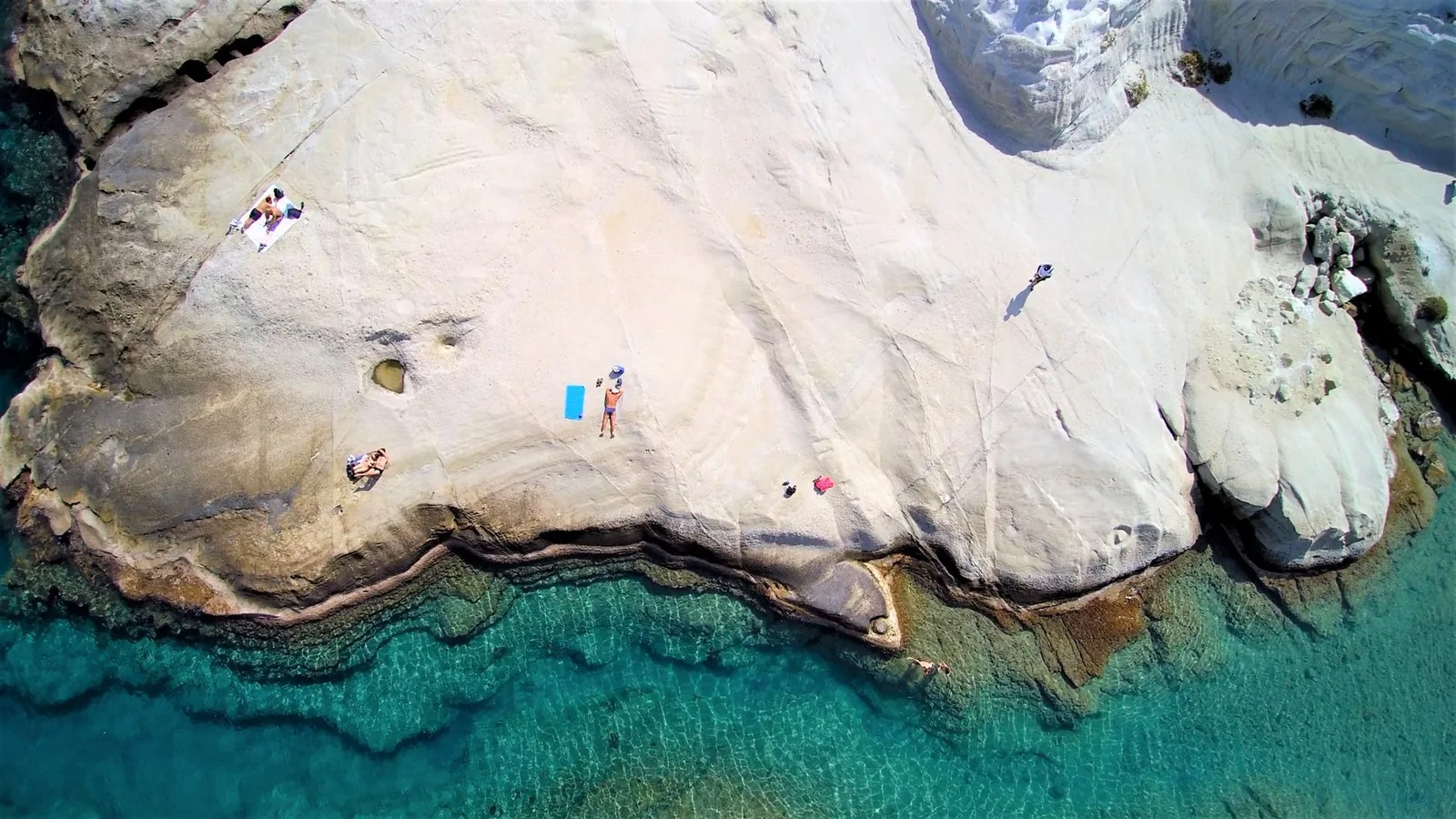 Les roches volcaniques blanches de Sarakiniko sculptées par la mer, à Milos
