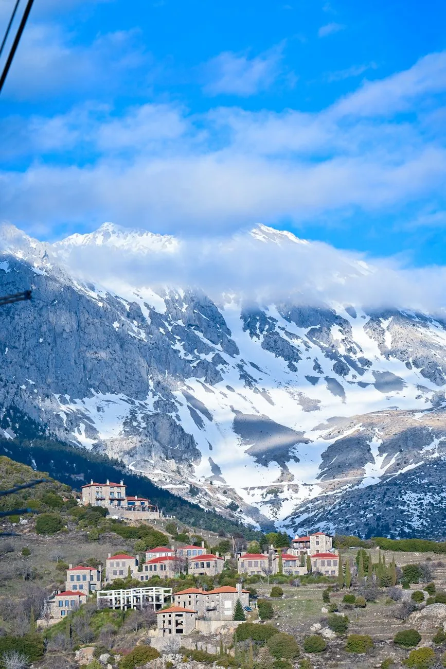 Le village d'Arachova accroché à la pente sous les sommets enneigés du mont Parnasse, à dix minutes de Delphes