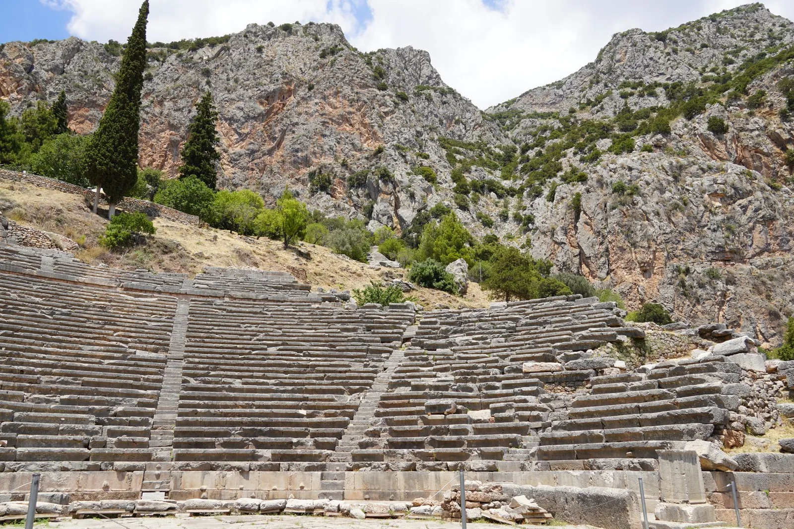 Les gradins de pierre du théâtre antique de Delphes adossés à la falaise du Parnasse, en Grèce centrale
