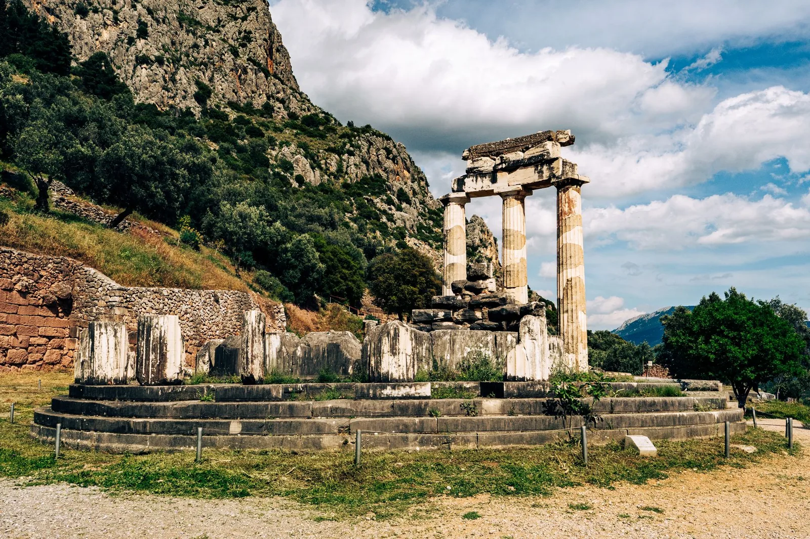 La Tholos circulaire et ses trois colonnes doriques remontées, dans le sanctuaire d'Athéna Pronaia à Delphes