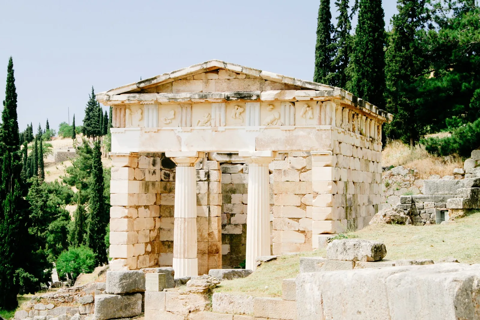 Le trésor des Athéniens, petit temple dorique en marbre remonté au bord de la Voie sacrée, sur le site archéologique de Delphes