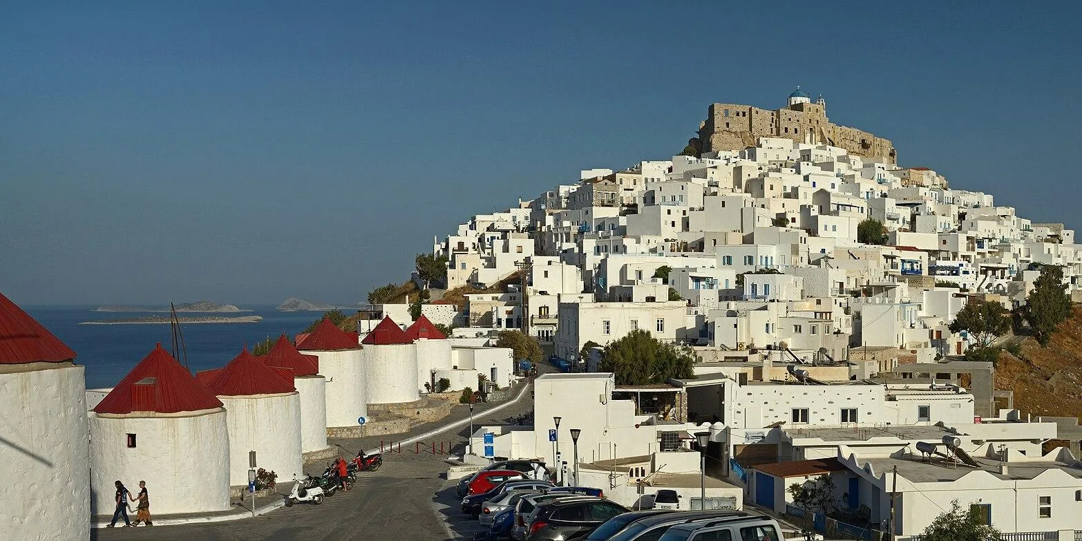 La Chora blanche et les moulins d'Astypalée au-dessus du port