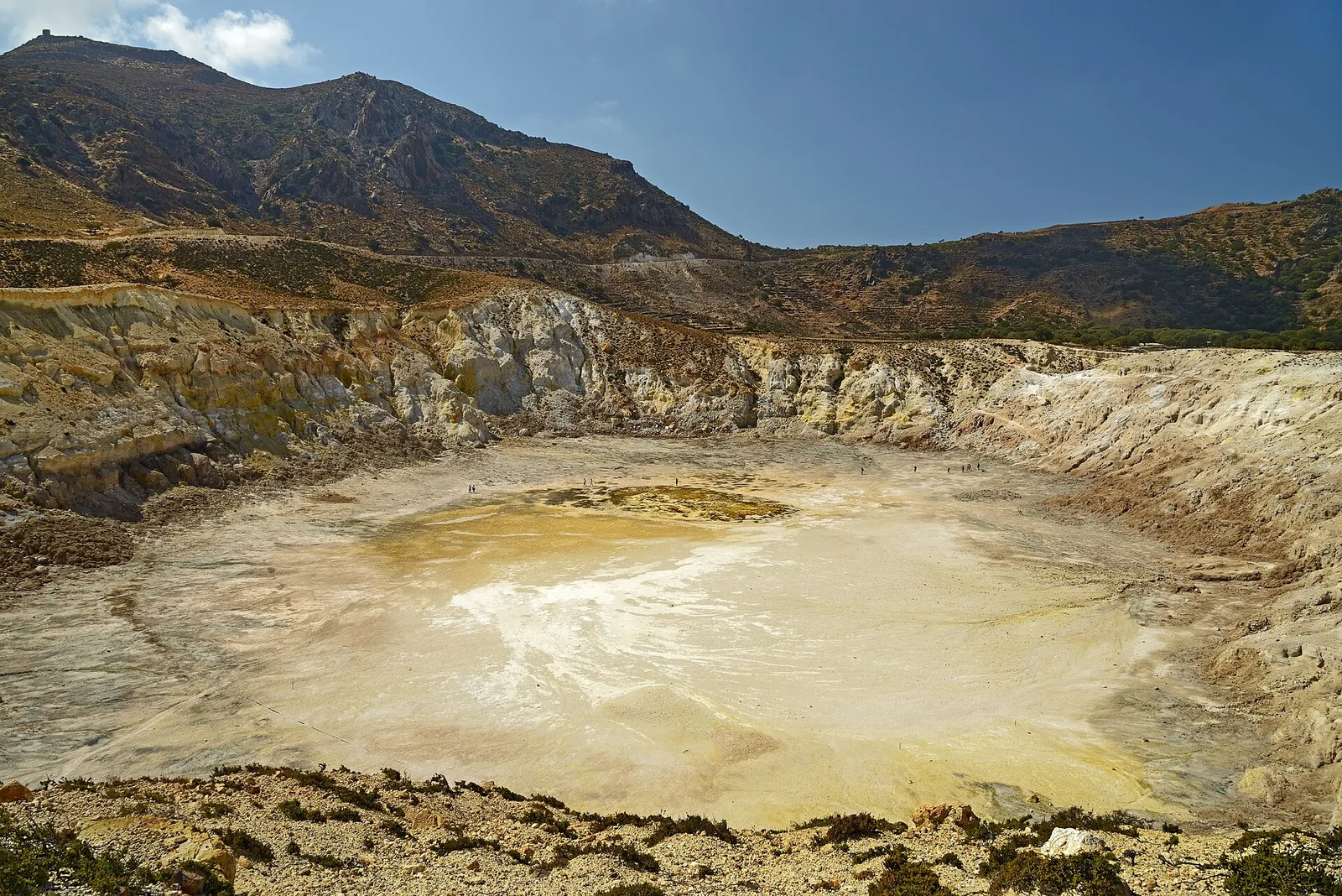 Le cratère Stefanos et ses fumerolles au fond de la caldeira de Nisyros