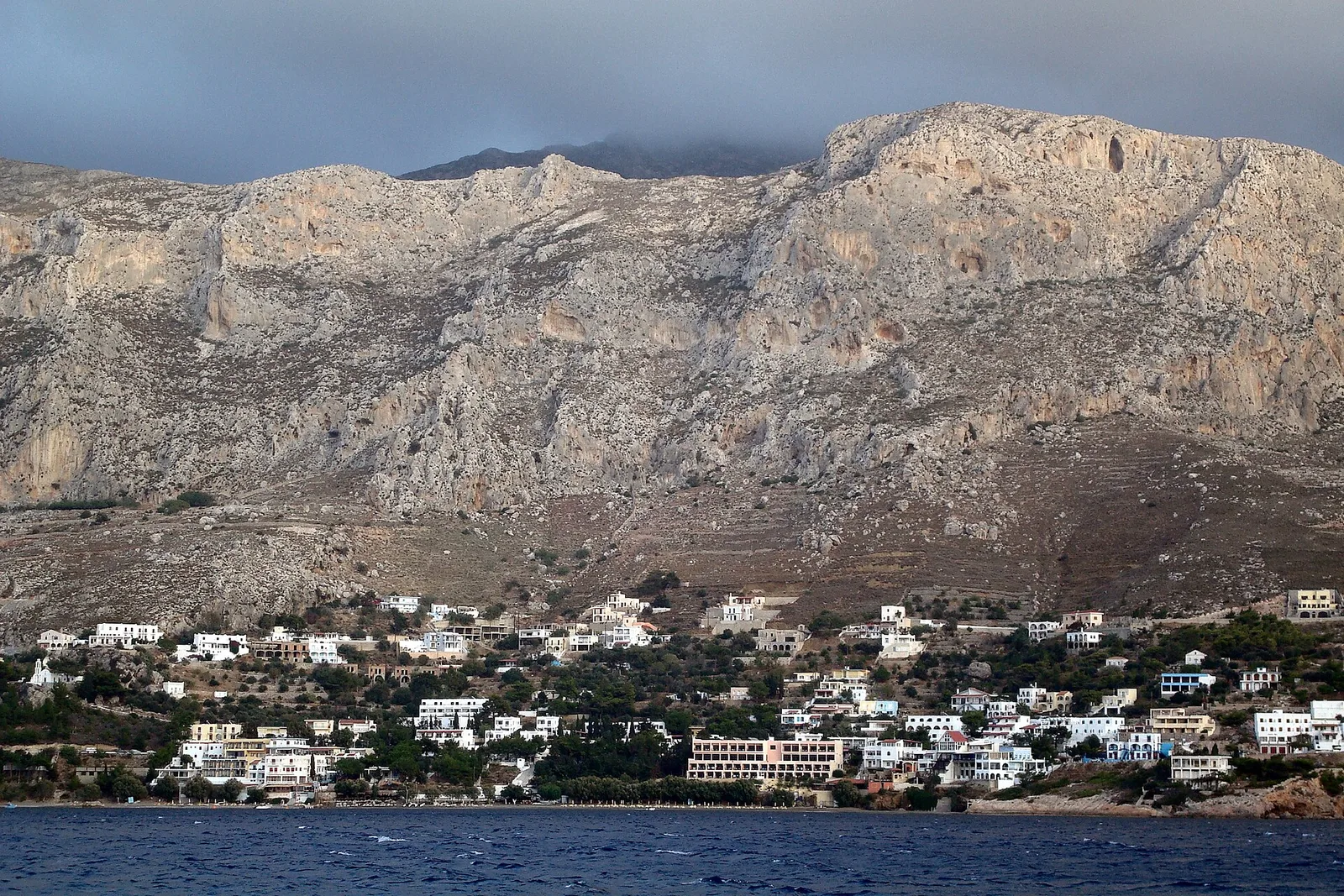 Falaises calcaires de Kalymnos au-dessus de la mer, terrain d'escalade