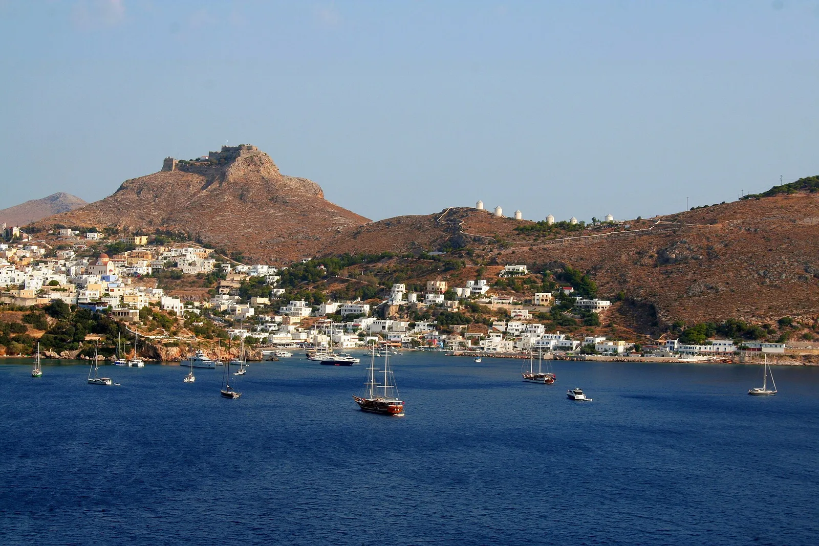 Moulins à vent et château au-dessus des baies de Leros