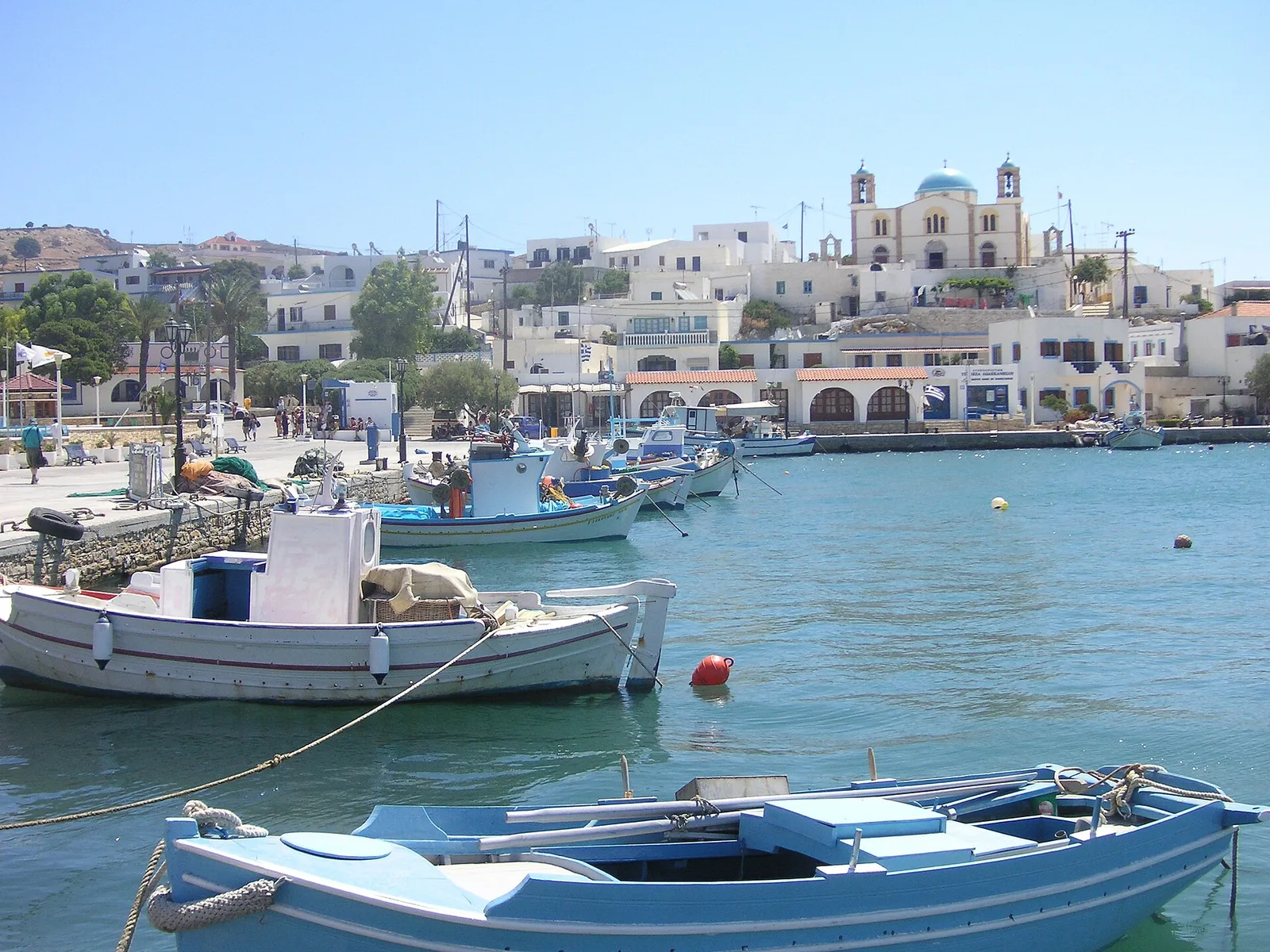 Le port de Lipsi et son église au-dessus des bateaux