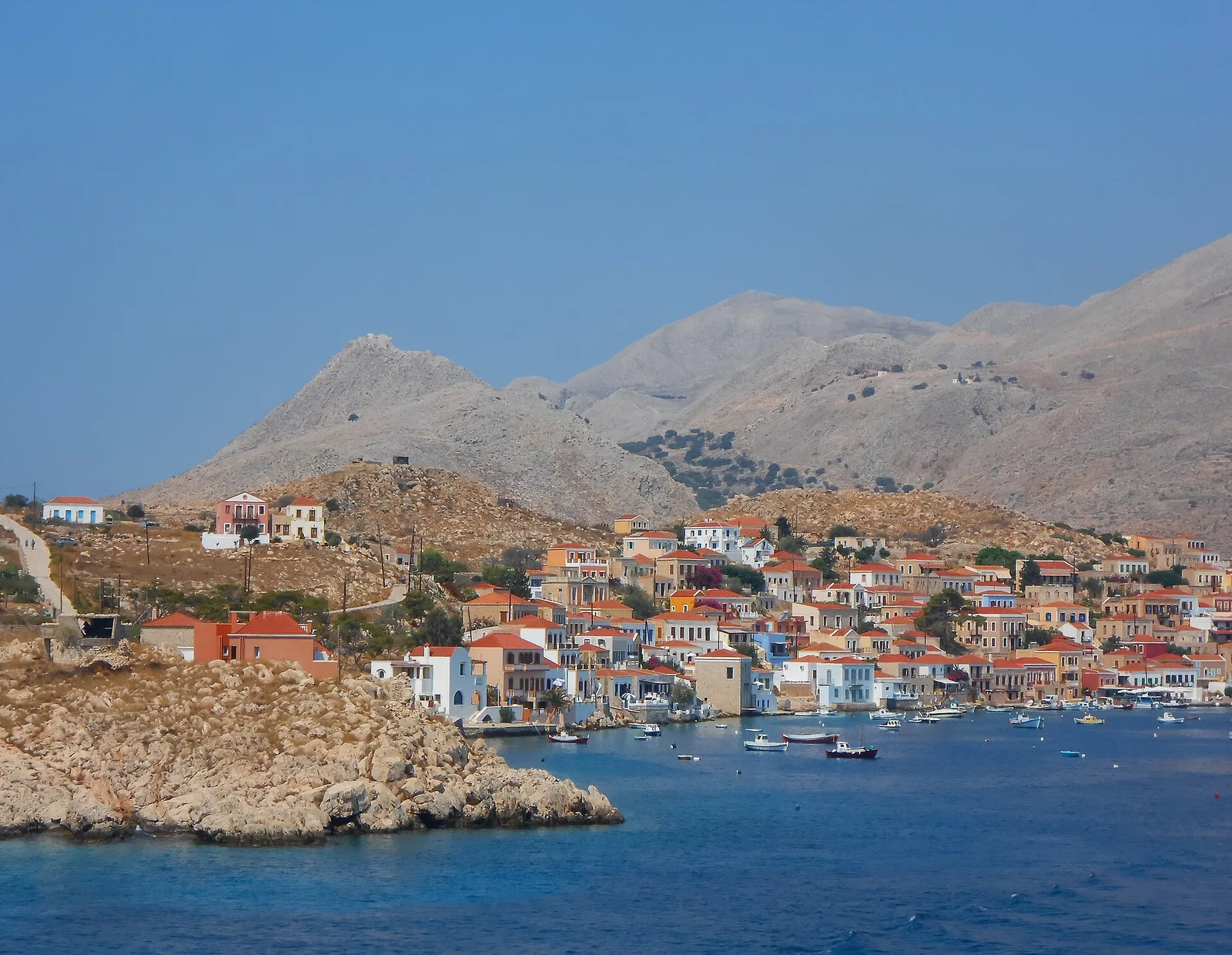 Le port d'Emborio à Halki et ses maisons colorées