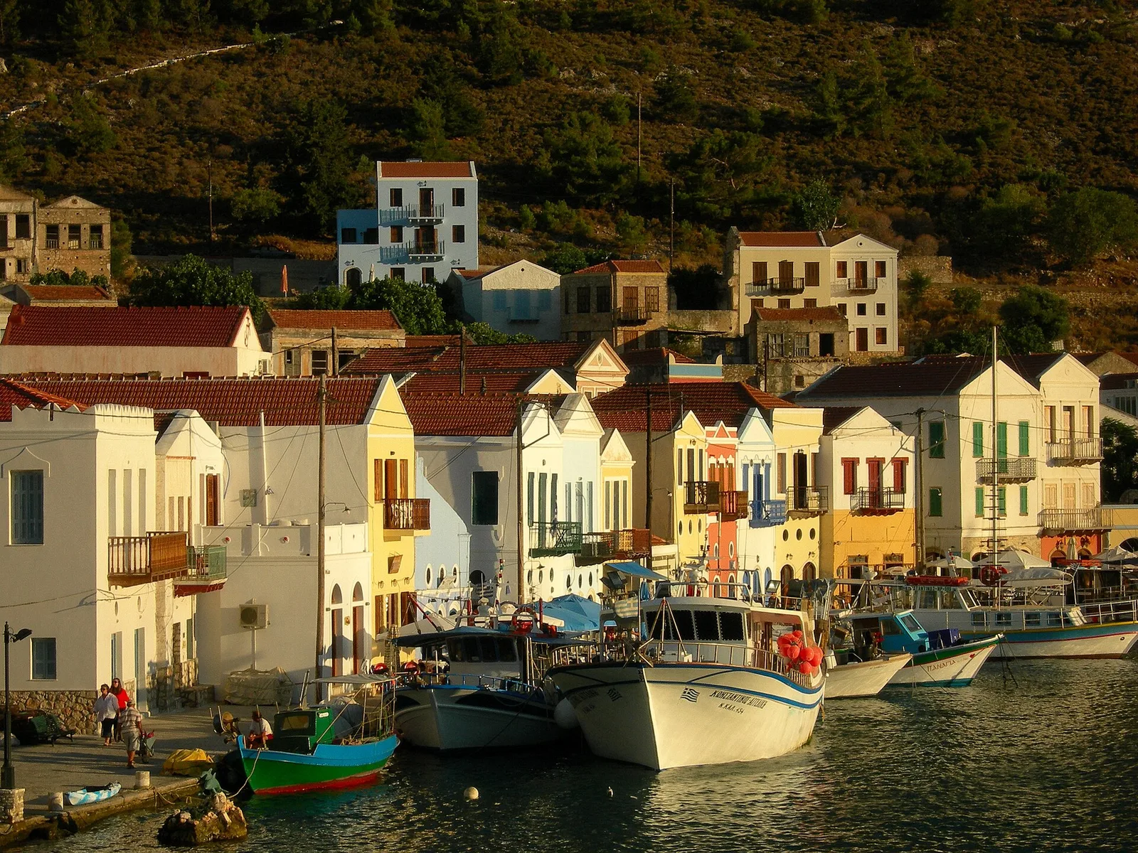 Le port de Kastellorizo et ses maisons aux façades colorées