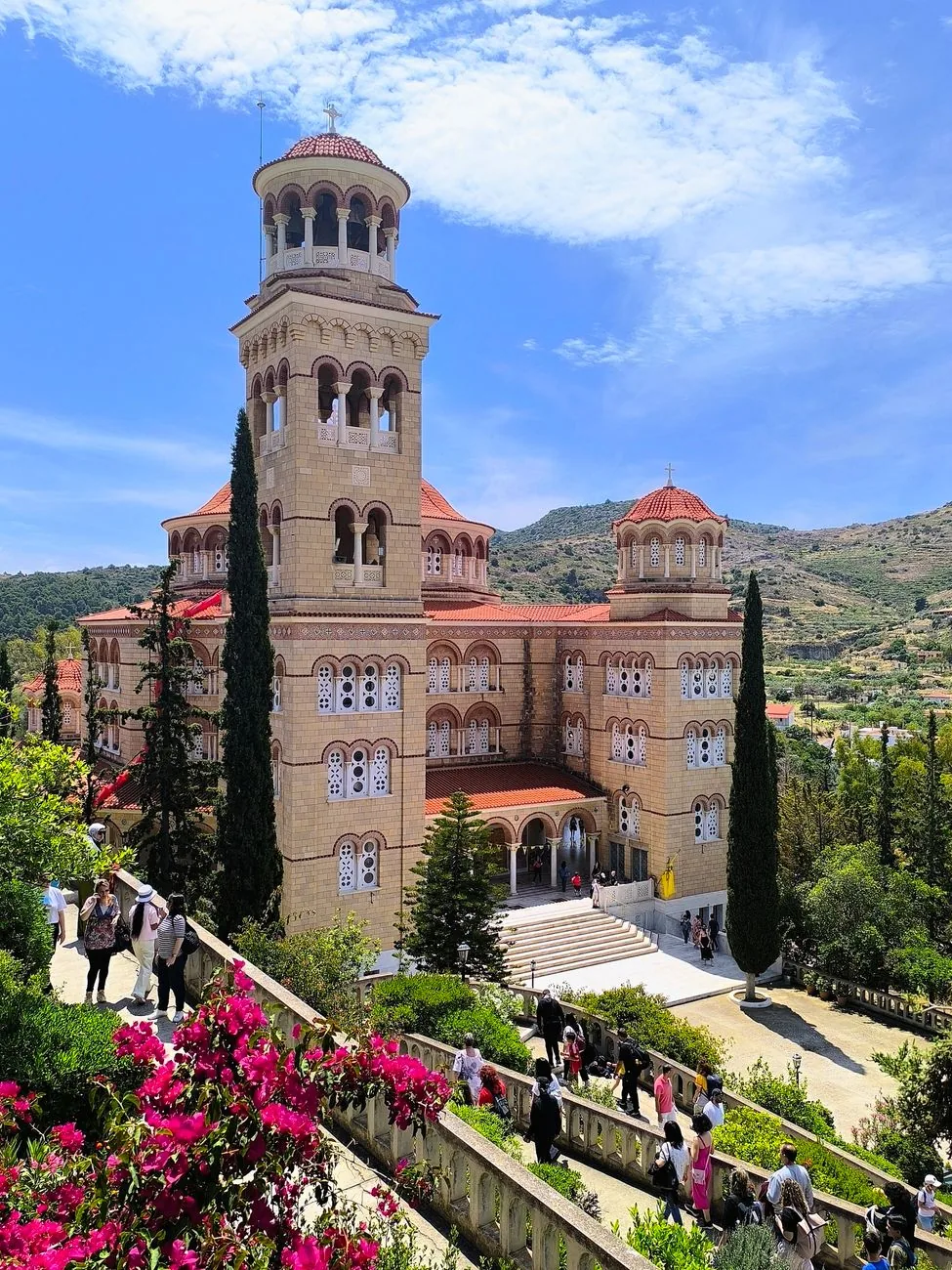 Le monastère d'Agios Nektarios sur l'île d'Égine, son campanile et ses coupoles de tuiles rouges devant les collines