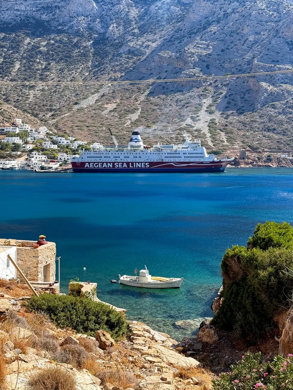 Un ferry Aegean Sea Lines, l'une des compagnies qui desservent Folegandros, à quai dans une baie aride des Cyclades