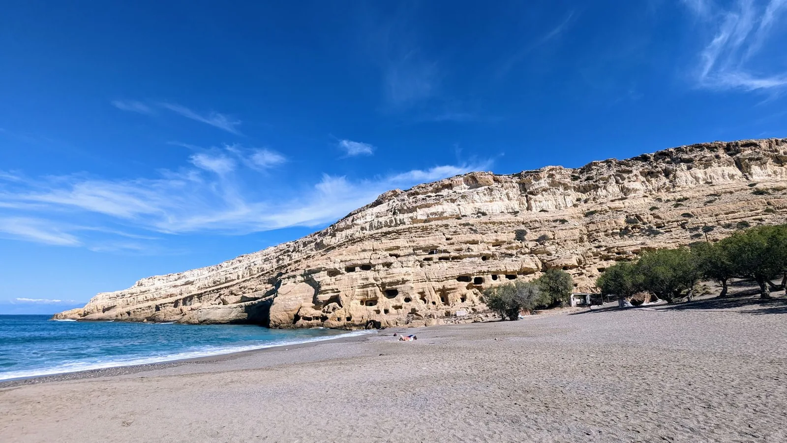 La plage de Matala au sud d'Héraklion en Crète, avec ses falaises creusées de grottes plongeant dans une mer turquoise