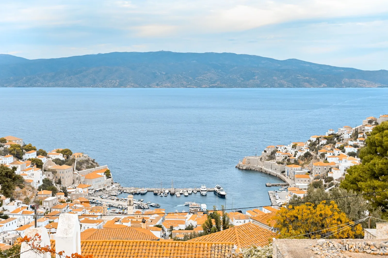 Vue plongeante sur le port d'Hydra et le golfe Saronique depuis les hauteurs de l'île, avec les côtes du Péloponnèse à l'horizon
