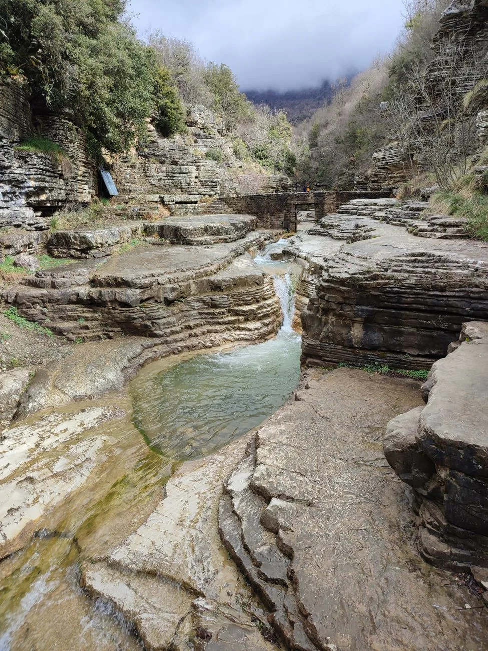 Les bassins naturels d'Ovires, vasques de calcaire lissées par le torrent entre Megalo et Mikro Papingo