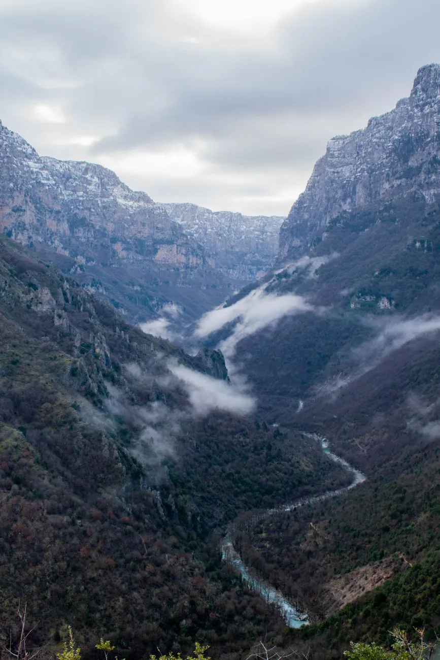 Les gorges de Vikos dans la brume en hiver, vues depuis les hauteurs de Monodendri dans les Zagoria