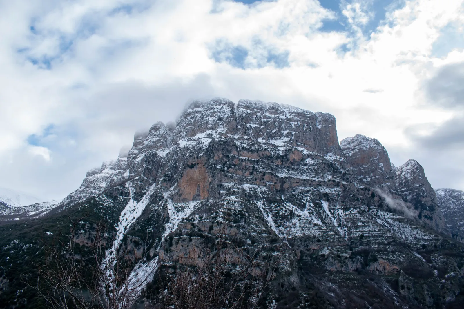 Les falaises enneigées du massif d'Astraka qui dominent les villages de Papingo, dans les Zagoria