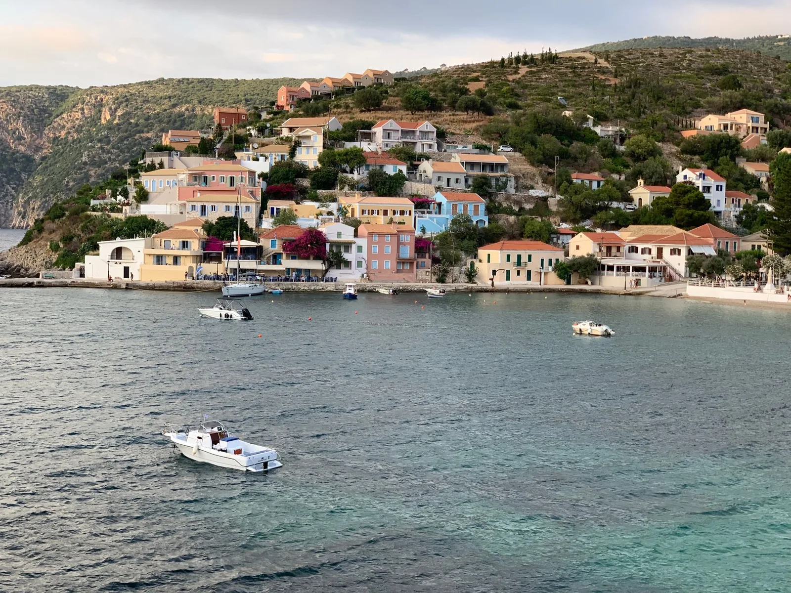 Le village pastel d'Assos accroché à sa presqu'île verdoyante, sur l'île de Céphalonie