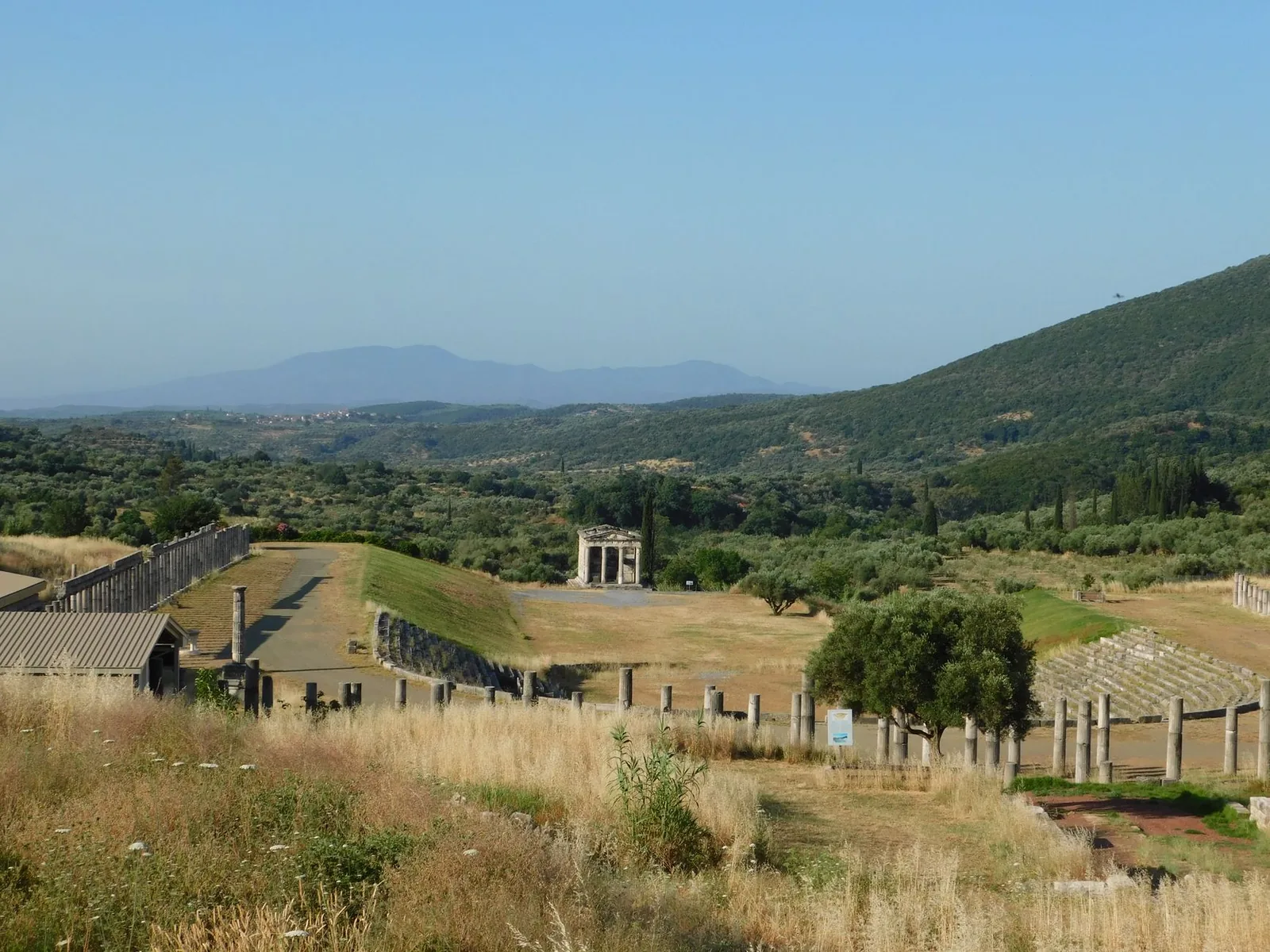 Le site archéologique de l'ancienne Messène en Grèce, avec son stade en fer à cheval bordé de colonnes, son théâtre et ses remparts au pied du mont Ithome