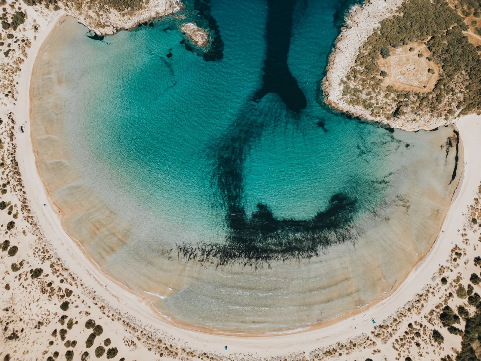 Vue plongeante sur la plage de Voïdokilia en Messénie, arc de sable blanc en forme d'oméga entre la mer et la lagune de Gialova, aux eaux turquoise