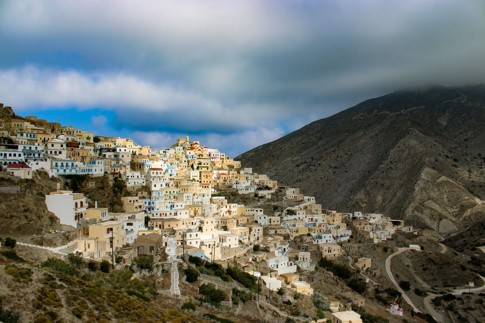 Le village d'Olympos et le massif montagneux du nord de Karpathos sous un ciel chargé de nuages bas