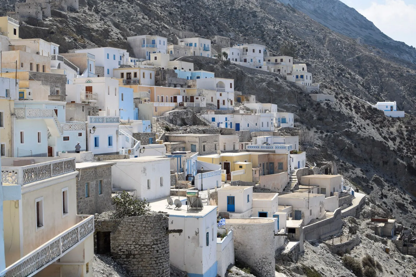 Ruelles et maisons d'Olympos à Karpathos, leurs balcons ouvragés et leurs façades pastel étagés au dessus du ravin