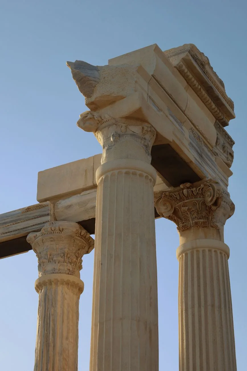 Colonnes à chapiteaux restaurées du sanctuaire de l'Asclépiéion à Kos