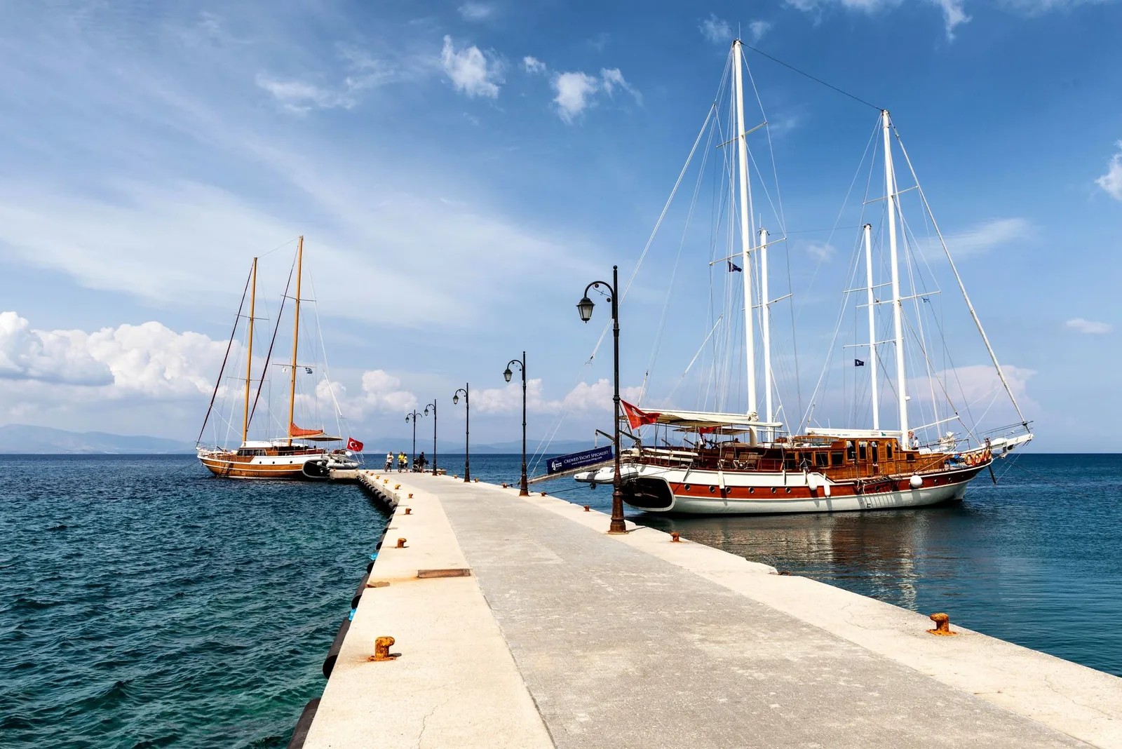 Caïques d'excursion amarrés le long de la jetée de Kos, au départ des croisières vers Nisyros