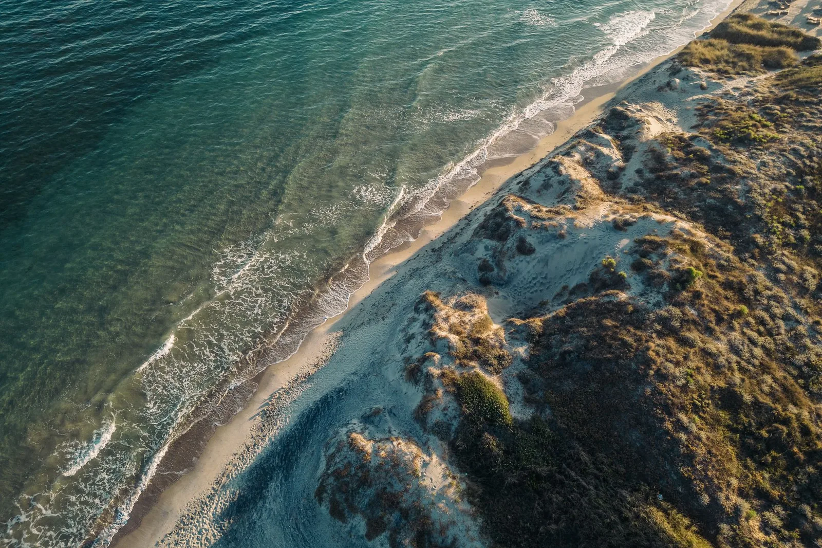 Plage de sable bordée de dunes sur la côte nord de Kos, entre Tigaki et Marmari