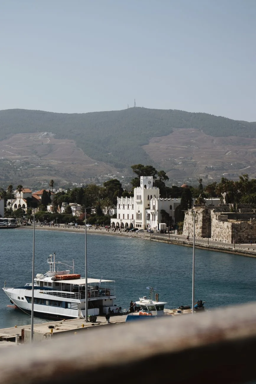 Le port de Kos et les remparts du château Neratzia, avec les collines de l'île en arrière-plan