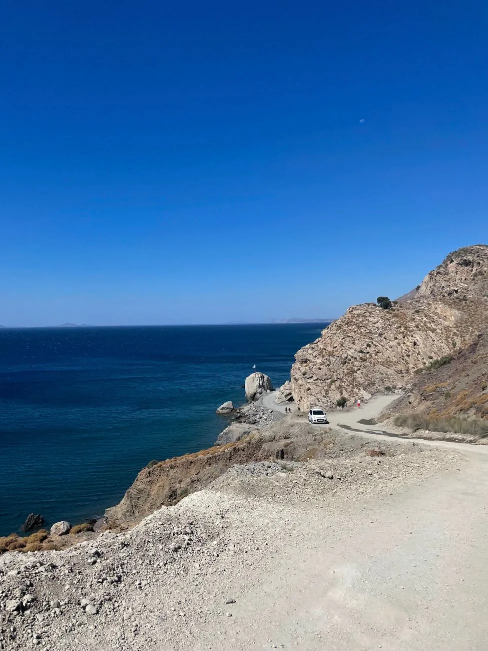 La route en corniche qui descend vers la plage de Therma, au sud-est de Kos