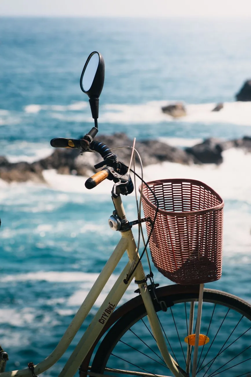 Vélo de location avec panier face à la mer Égée, le moyen de transport favori à Kos