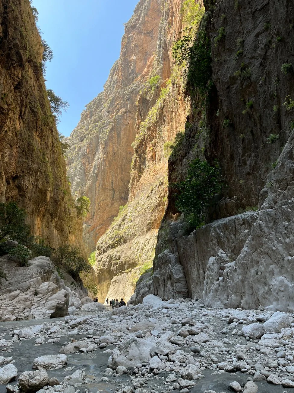 Randonneurs dans le passage étroit des gorges de Samaria en Crète, entre deux parois rocheuses hautes de plusieurs centaines de mètres